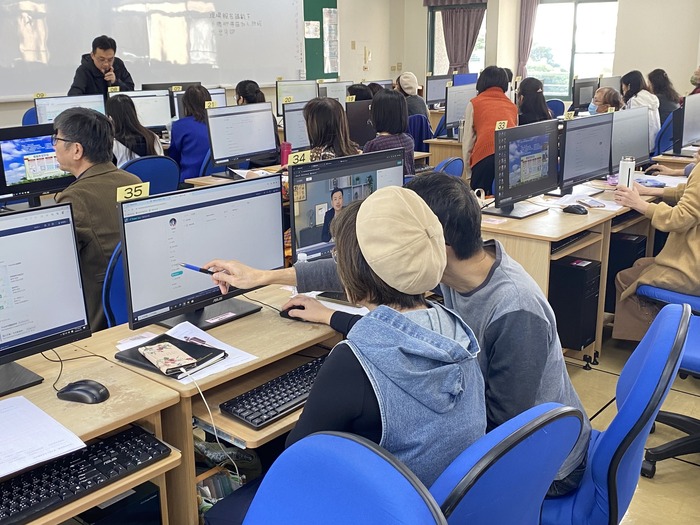 教師上課情形-彼此間互相討論教學相長