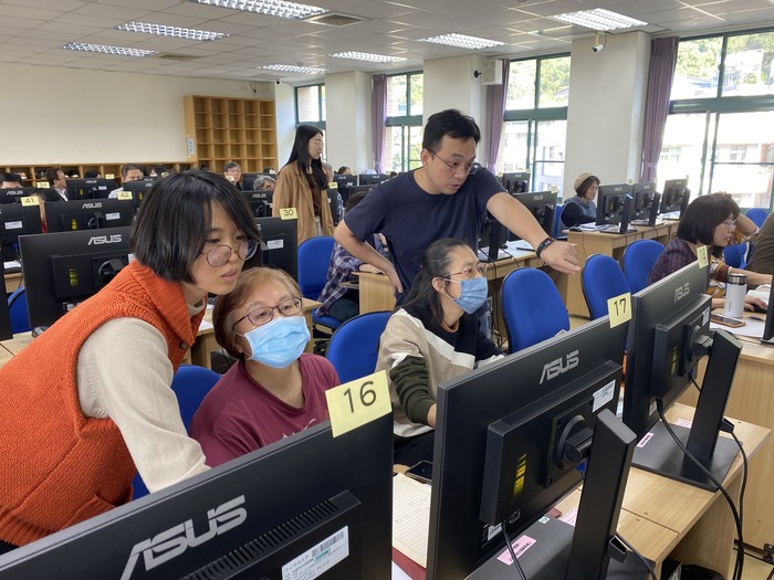 教師上課情形-教學發展中心工作同仁協助教師操作說明