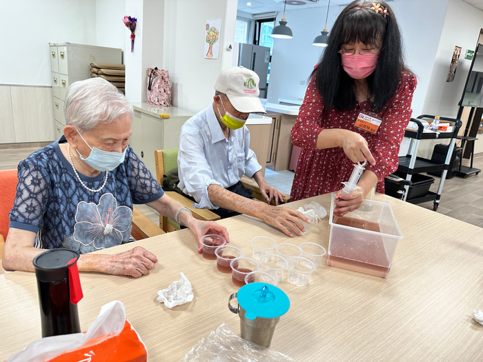老師指導長輩五彩養生愛玉製作