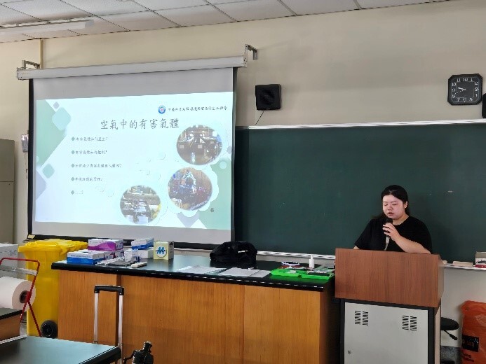 講師先就直讀式儀器簡報解說圖片