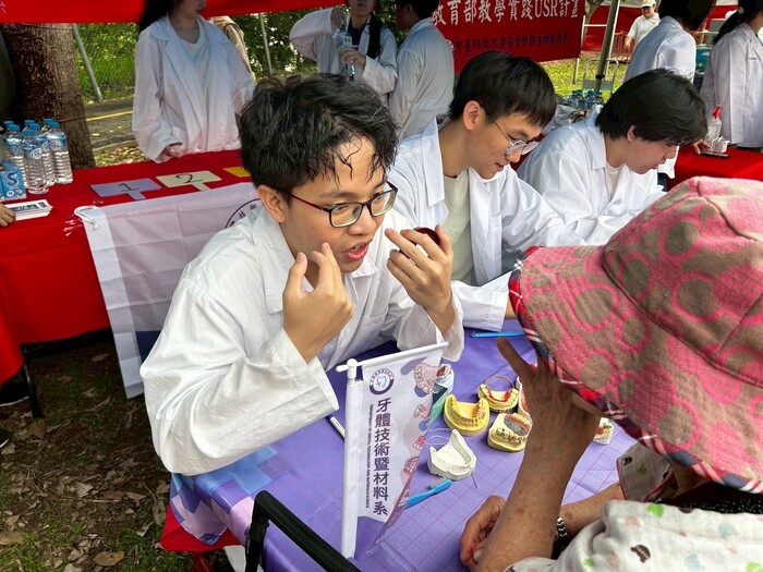 教導民眾如何清潔牙齒圖片