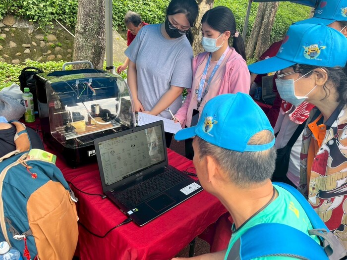 民眾體驗製作雷雕鑰匙圈圖片