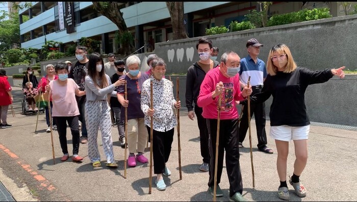爺奶動起來-健康杖校園走透透