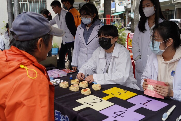 學生指導民眾健康相關知識圖片
