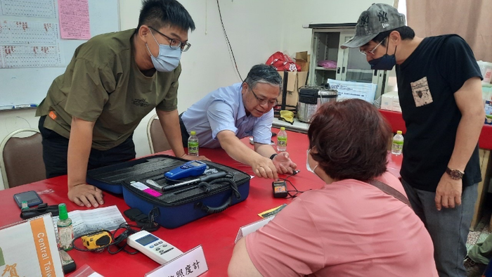 環安系主任帶領學生宣傳做居家環境檢測