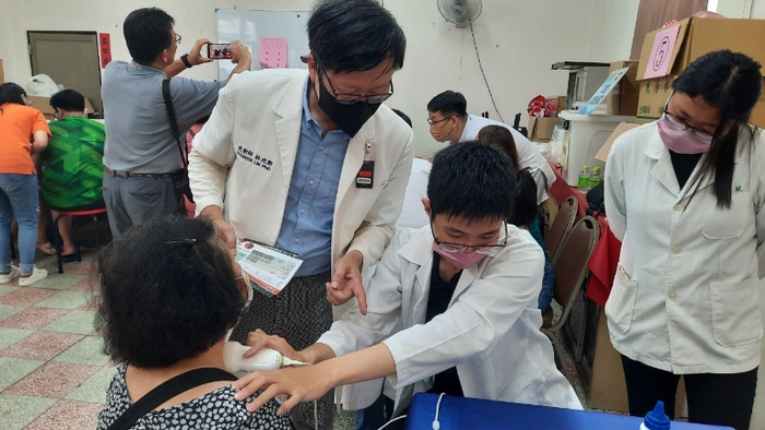 醫放系主任帶領學生操作甲狀腺超音波檢查