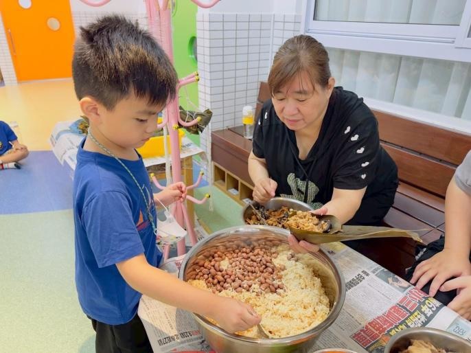 幼童參與包粽圖片