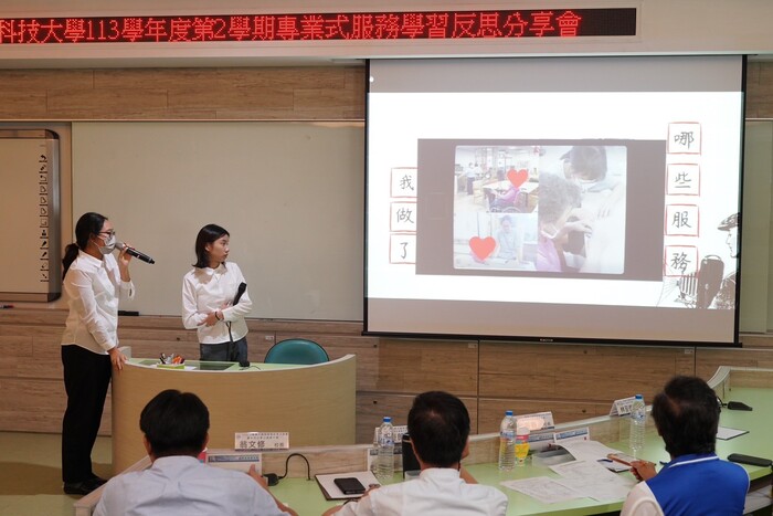 學生分組進行反思簡報圖片