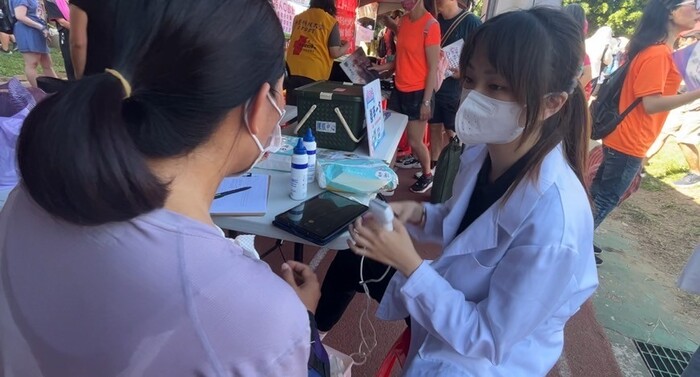 學生為民眾提供健康醫療檢驗服務(醫放系-甲狀腺檢查)