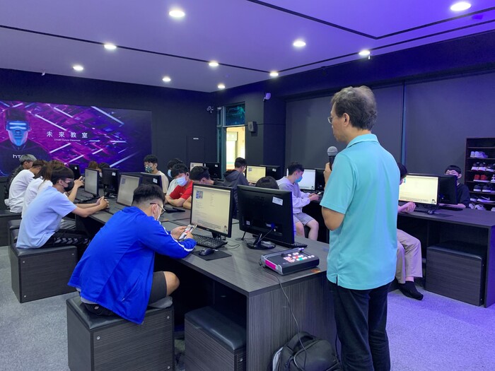 資管系老師指導學生如何連接串流