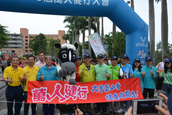 咚咚攏咚鏘！萬眾矚目的「第43屆臺中市萬人健行暨社區服務行動柑仔店」於2018年4月14日，在大坑中臺科技大學盛大啟程。