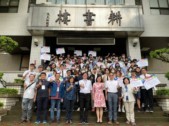 賽後全體參賽學生與評審團於耕書樓前合影留念