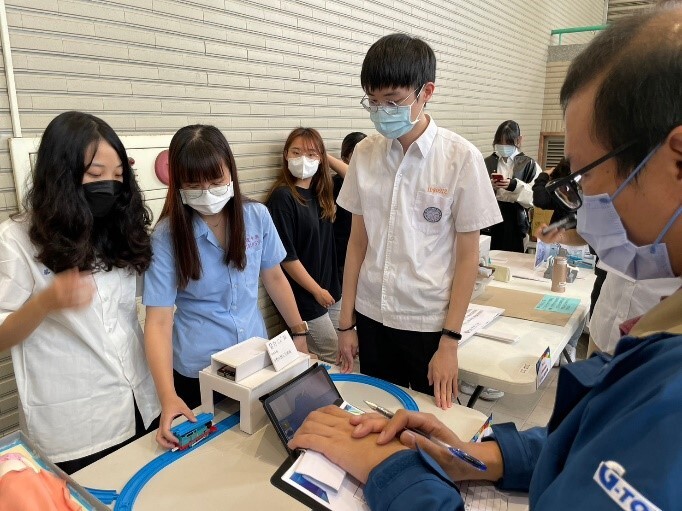 透過軌道結合X光機，達成全自動化攝影檢查，大幅降低檢查時長
